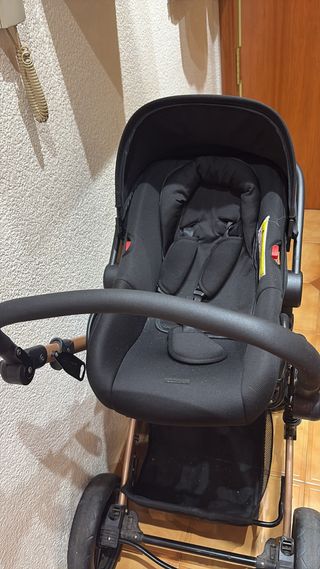 Carro de bebé negro y dorado