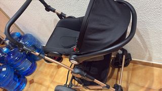 Carro de bebé negro y dorado