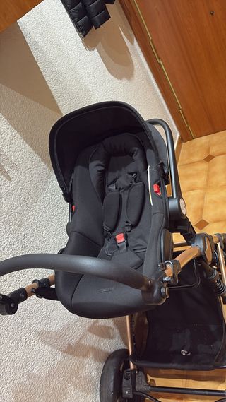 Carro de bebé negro y dorado