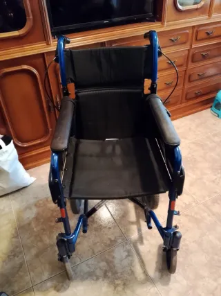 Silla de ruedas plegable azul