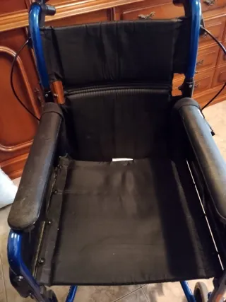 Silla de ruedas plegable azul
