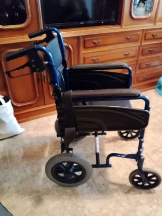 Silla de ruedas plegable azul