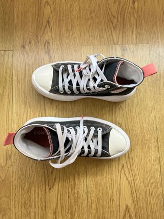 Converse plataforma negras con detalles rosa