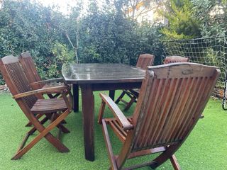 Mesa y 5 sillas de jardín de madera. Extensible