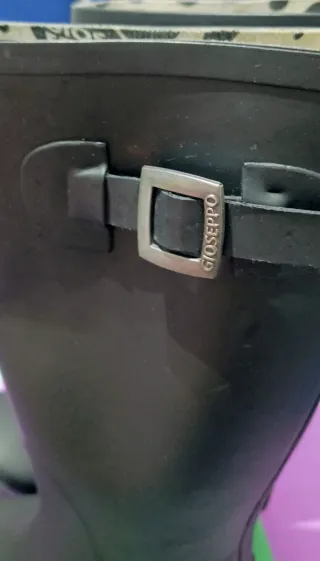 Botas de agua negras con hebilla