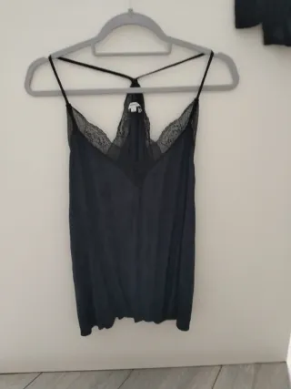 Camiseta lencera azul con encaje