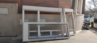 Puerta de aluminio blanca  2.44 largo 86 ancho.