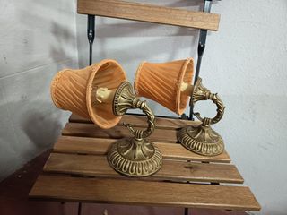 Lámparas de pared doradas y naranjas