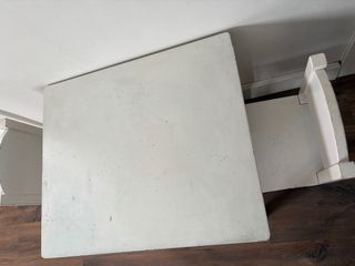 Mesa y 2 sillas infantiles blancas