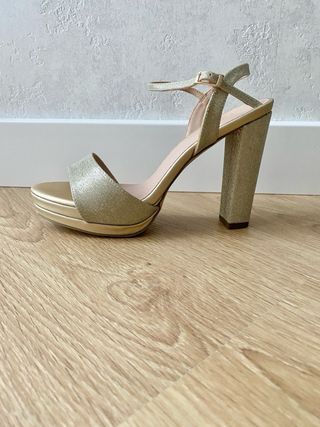 Sandalias MENBUR doradas tacón sin estrenar