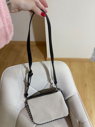 Bolso de mano crema con tachuelas plateadas