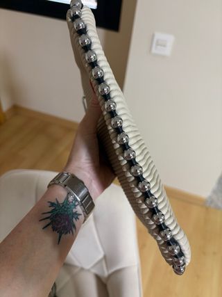 Bolso de mano crema con tachuelas plateadas