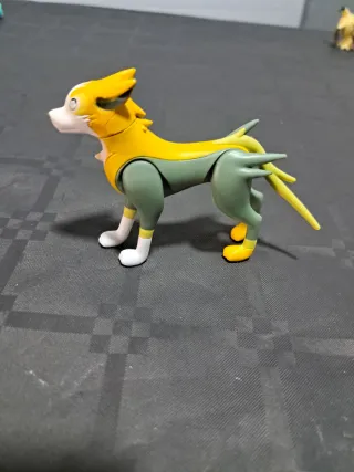 Carta Pokémon Boltund V + Llavero Pikachu