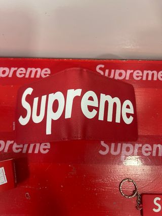 Cartera Supreme + Llavero Rojo