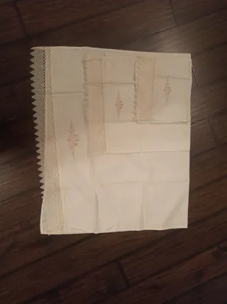 Juego de toallas de lino bordadas