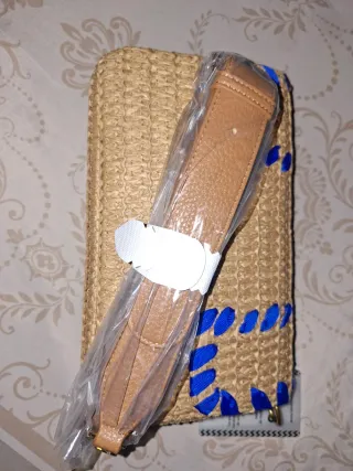 Bolso de rafia con detalles azules
