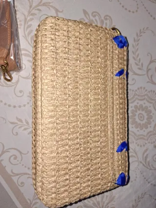 Bolso de rafia con detalles azules
