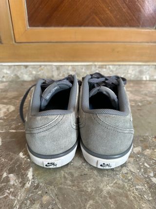 Zapatillas Nike SB grises y blancas