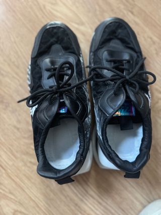 Zapatillas deportivas negras y blancas