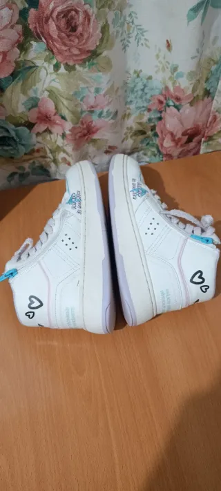 Zapatillas niña blancas y moradas