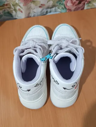 Zapatillas niña blancas y moradas