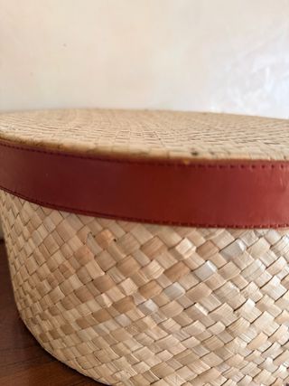 Caja grande sombrero mimbre y cuero, forrada .