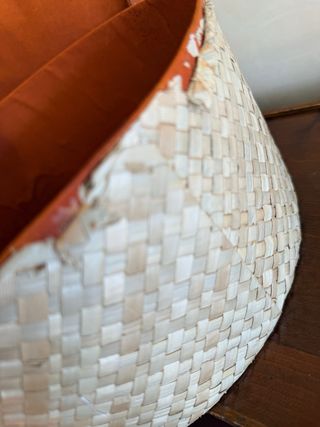 Caja grande sombrero mimbre y cuero, forrada .