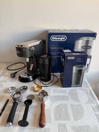 Cafetera DeLonghi Dedica + Molinillo