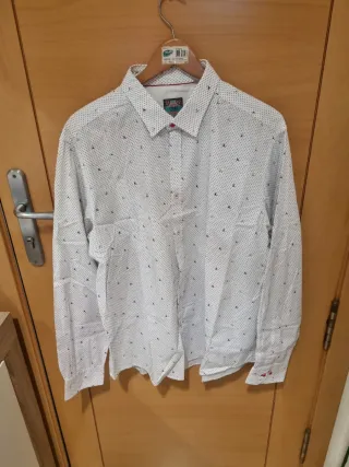 Camisa blanca estampada CNS