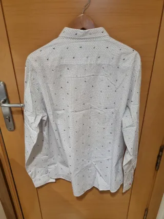 Camisa blanca estampada CNS
