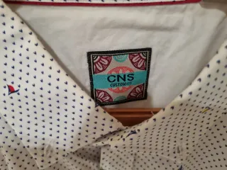 Camisa blanca estampada CNS