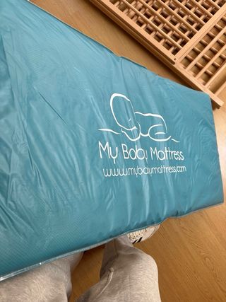 Cuna y colchón bebé madera