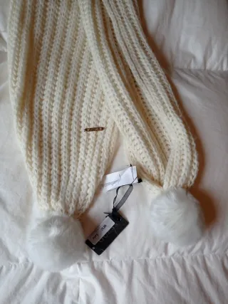 Bufanda Guess blanca con pompones