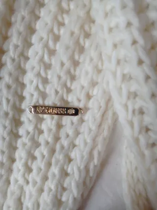 Bufanda Guess blanca con pompones