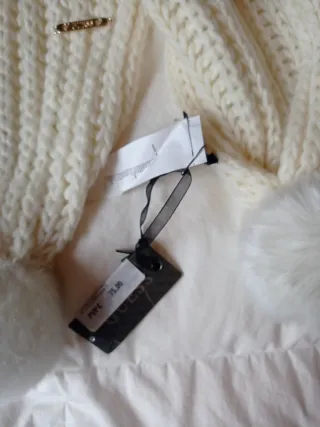 Bufanda Guess blanca con pompones