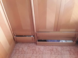 Mueble de cama plegable con armario de tres puerta