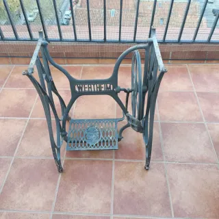 Pie de máquina de coser antigua