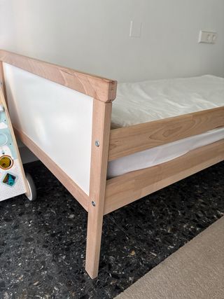 Cama infantil Ikea madera y blanco y colchón