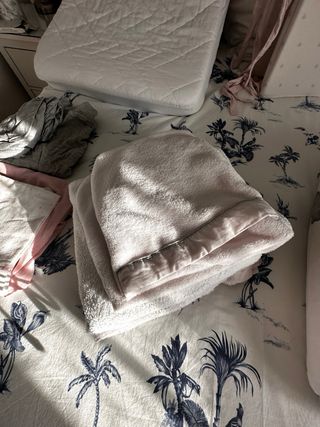 Lote cuna: colchón, sábanas y chichonera