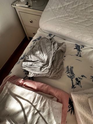 Lote cuna: colchón, sábanas y chichonera