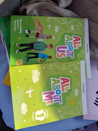 Libro de inglés de 1° y Libro de pegatinas.