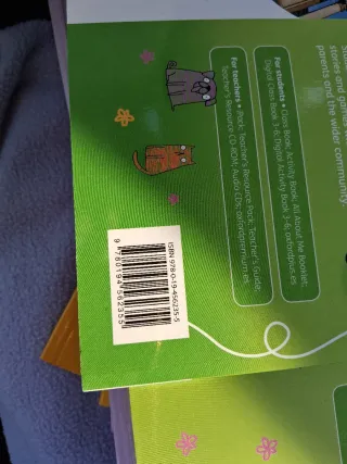 Libro de inglés de 1° y Libro de pegatinas.