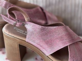 Sandalias  en piel color rosa con plataforma