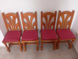 Vitrina de madera con 4 sillas
