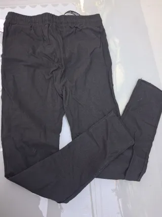 Pantalones negros. Uno con cordon Champion League