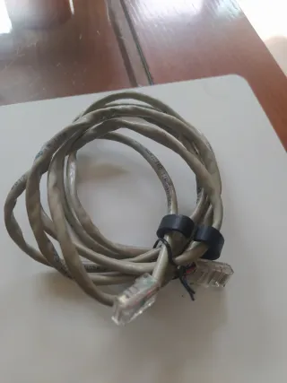 Cable de red gris con conectores transparentes