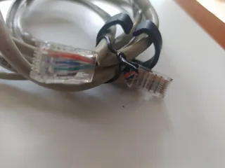 Cable de red gris con conectores transparentes