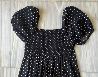 vestido largo de topos escote corazon negro