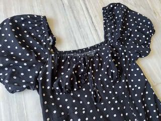 vestido largo de topos escote corazon negro