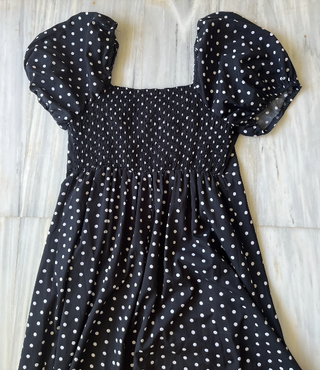 vestido largo de topos escote corazon negro